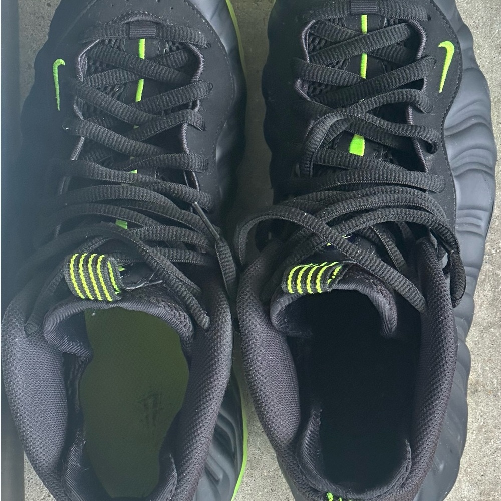 Nike Black and Green Sporty Sneakers